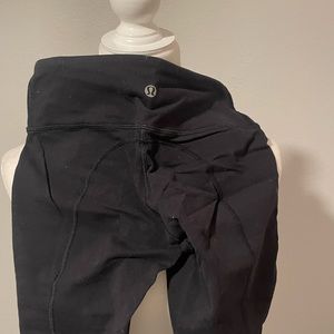 Lululemon black 3/4 capri pants. Ruched mess detail.